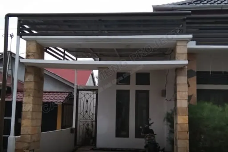 Kanopi peneduh terpasang untuk area rumah