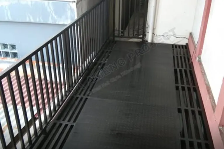Pekerjaan besi di lokasi pemasangan