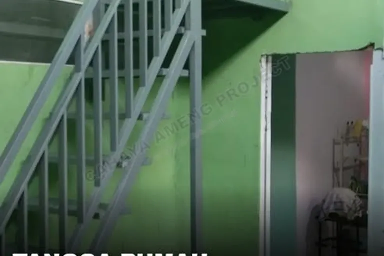 Railing tangga besi pada bangunan